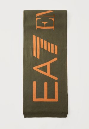 Gefalteter olivgrüner Schal mit großen orangen geometrischen Buchstaben und Formen, die vertikal gedruckt sind.