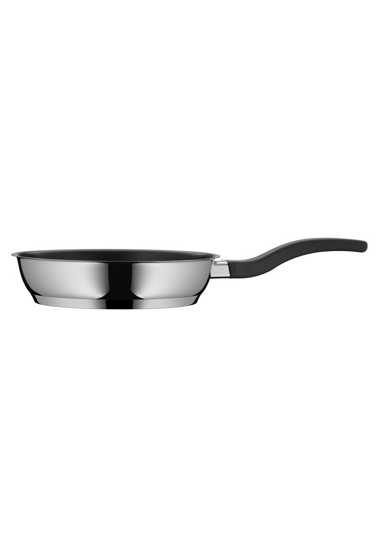 Sartén de acero inoxidable con un revestimiento antiadherente negro, forma redonda y poco profunda, y un mango negro para un buen agarre. Superficie lisa y pulida.
