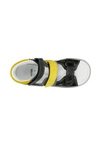 Sandal in bianco e nero con accenti gialli, realizzato in suede e pelle, con doppie cinghie in Velcro e design open-toe.