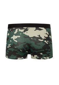 Boxer da uomo con motivo camouflage verde e nero, dotati di una vita elastica nera, realizzati in un tessuto morbido ed elastico per garantire comfort e vestibilità.