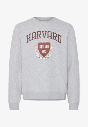 Sweatshirt gris à manches longues, arborant "HARVARD" en texte bordeaux au-dessus d'un blason avec "VERITAS" et des accents de laurier décoratifs.