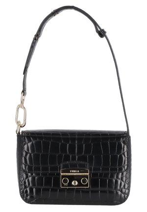 Schwarze Leder-Schultertasche mit Krokodilprägung, goldfarbenem Verschluss mit eingraviertem Markennamen und verstellbarem Riemen mit Metallschnalle.