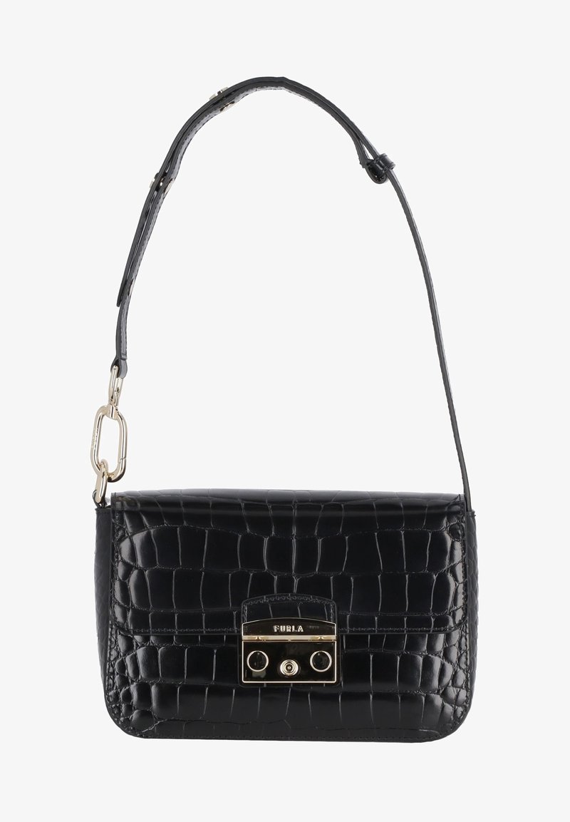 Sac à bandoulière en cuir noir avec motif crocodile, fermoir doré gravé du nom de la marque et bandoulière réglable avec boucle en métal.