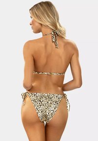 Bikini w wzór z panterą, z dekoltem halter i wiązaniem z tyłu. Dolna część ma regulowane boczne wiązania i średnią zakrycie. Lekka tekstura materiału.
