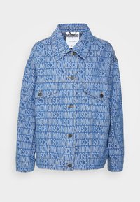 Chaqueta azul con botones y patrón de texto "MOSCHINO" en blanco por todo el diseño, bolsillos delanteros con solapa y cuello puntiagudo.
