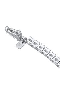 Hõbedane käevõru, millel on ruudukujulised lingid, lõvihaak ja väike silt, millel on graveeritud "925", mis näitab hõbeda puhtust.