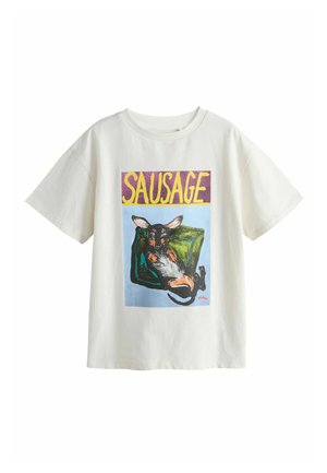 Valge T-särk, millel on värvikas graafika lõdvestunud koerast, kes lebab rohelisel diivanil, ning sõna "SAUSAGE" suurte kollaste tähtedega üleval.