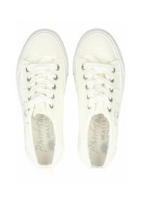 Paar weiße Leinenschuhe mit Schnürsenkeln, Metallösen und bedruckten Innensohlen, von oben auf weißem Hintergrund betrachtet.