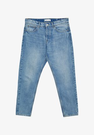 Jeans in denim azzurro chiaro con taglio dritto, cinque tasche, cuciture a contrasto e zip. Presentano una texture lavata e sbiadita.