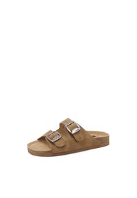 Sandali a scivolo in suede marrone con due cinturini regolabili con fibbie argentate, una soletta in sughero sagomata e una suola testurizzata.