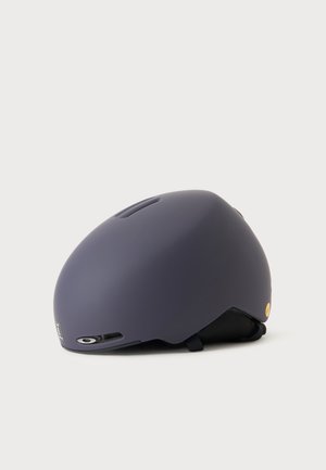 Mat mørkegrå cykelhjelm med glat rundet design og små ventilationsåbninger på hvid baggrund.