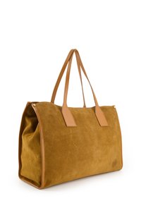 Torebka typu tote z zamszu w kolorze musztardowym z gładkimi skórzanymi uchwytami. Prostokątny kształt, minimalistyczny design, z przestronnym wnętrzem i kontrastującymi akcentami.