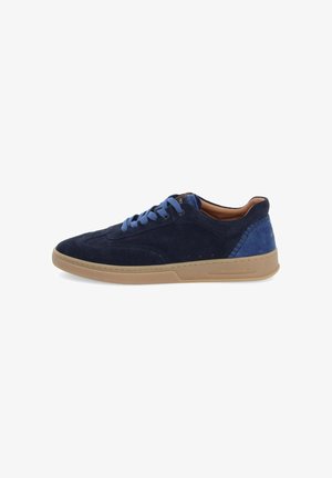 Marineblaue Wildledersneaker mit einer beigen Gummisohle, blauen Schnürsenkeln und kontrastierenden blauen Wildlederakzenten an Ferse und Seiten.