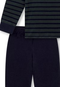 Gestreiftes Longsleeve-Oberteil in Dunkelgrün und Marineblau, mit einem runden Halsausschnitt und gerippten Bündchen; kombiniert mit einfarbigen Marineblau-Hosen mit elastischem Bund.