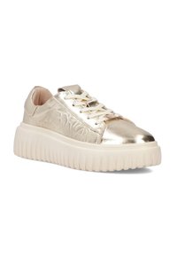 Metaliczne złote sneakersy z grubą białą platformą, z fakturowanym wykończeniem na cholewce i tradycyjnym sznurowaniem.