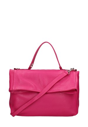 Rosa Lederhandtasche mit strukturiertem Oberflächen, ausgestattet mit einem Umschlagdeckel, einem Übergriff und einem abnehmbaren Schulterriemen.