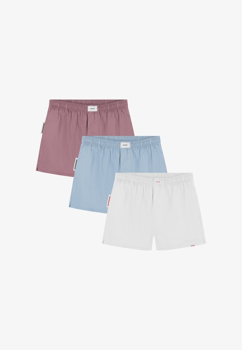 Trys poros elastiniu liemeniu medvilninių bokserinių šortų mauvės, šviesiai mėlynos ir baltos spalvos, išdėstytų sluoksniuotai ant balto fono.