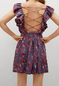Kleid mit Blumenmuster, Rüschensaum, offener Rücken mit gekreuzten Schnürungen und taillierter Passform, aus leichtem Stoff in Marineblau- und Rottönen.