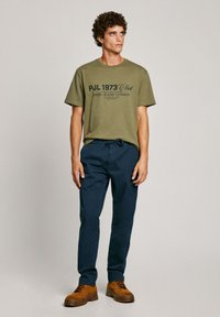 Pepe Jeans MALCOM TEE - Tričko s potlačou - military green