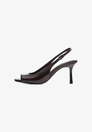 Chaussure à talon haut slingback en cuir verni marron foncé avec bout ouvert et boucle argentée sur fond blanc.