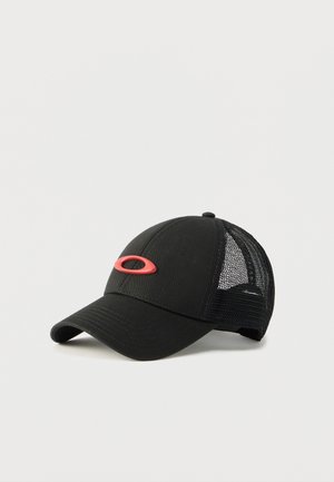 Gorra de béisbol negra de malla con visera curva y logo rojo ovalado en la parte frontal, exhibida sobre un fondo blanco liso.