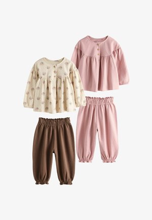 Dos conjuntos de ropa para niños pequeños con camisetas de manga larga y pantalones con cintura elástica. Un conjunto es una camiseta de crema con flores y pantalones marrones, el otro un top rosa con pantalones a juego.