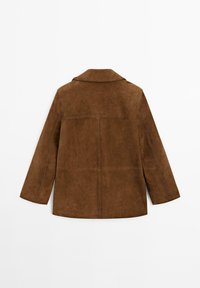 Brązowa zamszowa kurtka z wyciętym kołnierzem, długimi rękawami i prostym krojem. Gładka faktura z minimalnymi detalami szwów z tyłu.