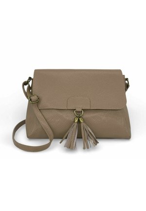 Sac bandoulière en cuir marron avec sangle réglable et deux pompons suspendus à la fermeture à rabat avant.