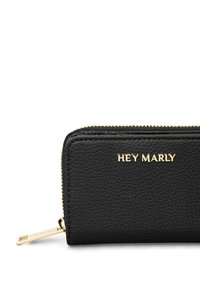 Zwarte leren portemonnee met gestructureerd oppervlak, gouden rits en logo, compact rechthoekig ontwerp met een treklabel voor gemakkelijke toegang.