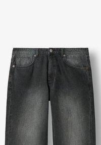 Tumši pelēki džinsi ar taisnu griezumu, piecu kabatu dizainu un metāla pogu detaļu. Ievērojama izbalējusi tekstūra un smalks šuvums.