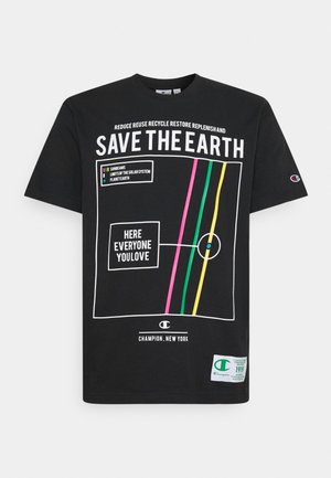 Czarny T-shirt z napisem „Save the Earth”, linie Układu Słonecznego w kolorach różowym, zielonym, żółtym oraz niebieską kropką oznaczoną napisem „Tu jest każdy, kogo kochasz.”