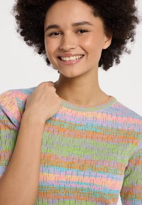 Suéter de punto multicolor ligero con rayas texturizadas en tonos pasteles de verde, rosa, naranja y azul, con un cuello redondo.