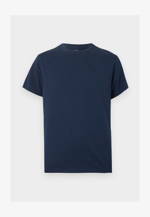 Camiseta azul marino de manga corta y cuello redondo con un pequeño logo bordado sutil en el lado izquierdo del pecho.