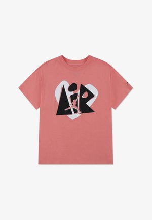 Ružové bavlnené tričko s veľkým čierno-bielym grafickým dizajnom slova „AIR“ a siluetou skáčuceho postavy v strede.