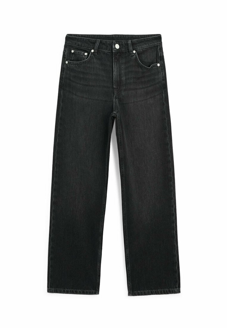 Jean noir droit avec cinq poches, passants pour ceinture, fermeture par bouton et détails de couture visibles.