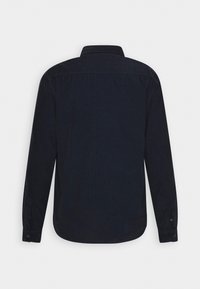 Granatowa koszula z długim rękawem wykonana z fakturowanej tkaniny, z klasycznym kołnierzykiem i mankietami na guziki, zaprojektowana z czystym widokiem z tyłu.