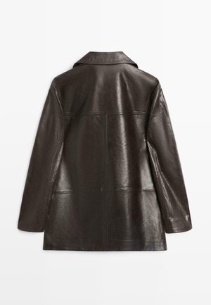 Donkerbruine leren jas met een kraag, gladde textuur en rechthoekig paneelontwerp, met lange mouwen en een rechte snit.