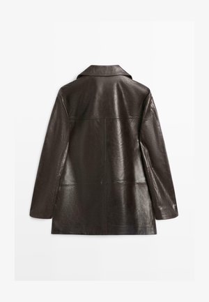 Veste en cuir marron foncé avec un col, une texture lisse et un design à panneaux rectangulaires, manches longues et coupe droite.