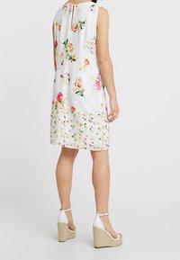 Wallis Petite Vapaa-ajan mekko - white