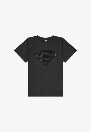T-shirt grigio scuro in cotone, con una grafica nera lucida a forma di diamante con un logo 'S' al centro. Maniche corte.