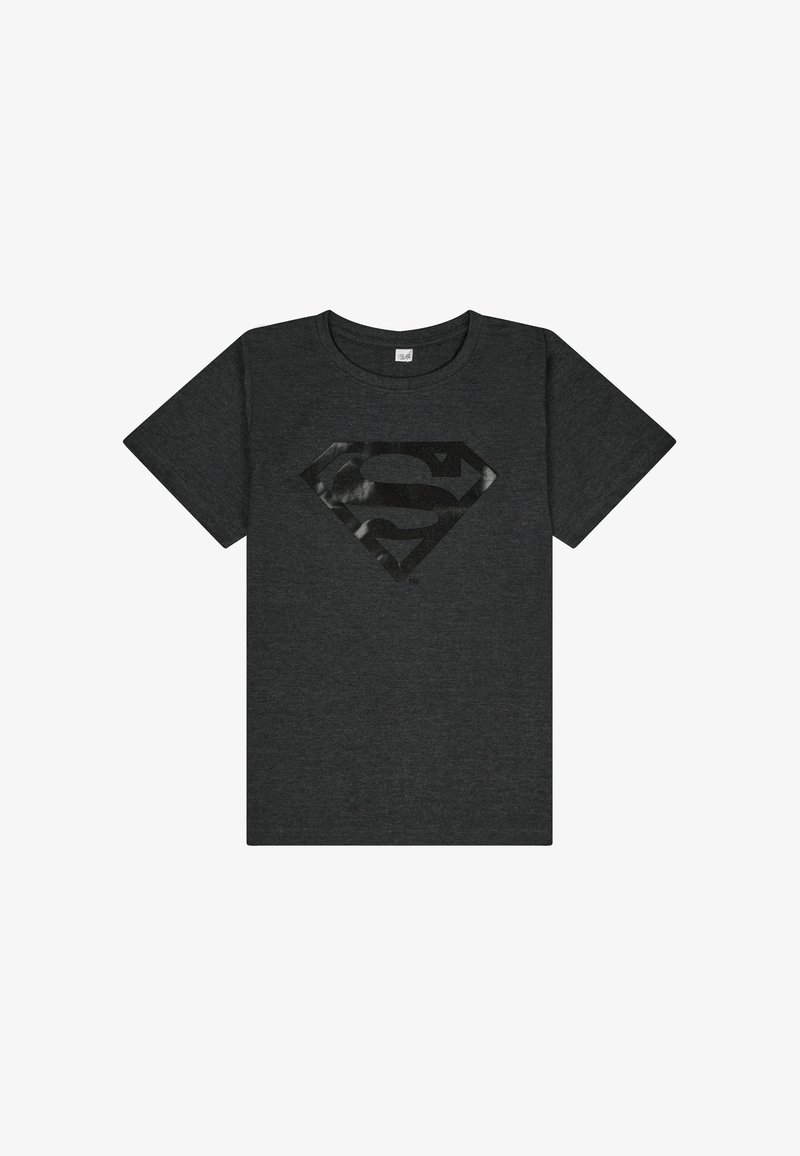 Camiseta gris oscuro de algodón, con un gráfico negro brillante de forma de diamante y un logo 'S' en el centro. Manga corta.