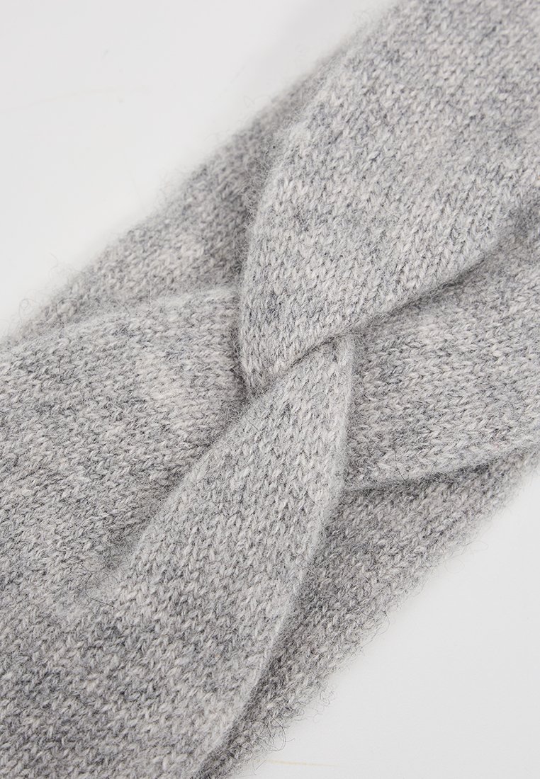 Grauer gestrickter Haarreifen mit gedrehtem Design, aus weichem Stoff mit strukturiertem Finish. Leicht flauschige Optik, gleichmäßige Farbe.