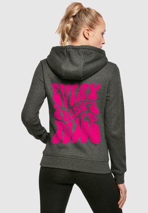 Grauer Hoodie aus weichem Material mit pinkem Grafiktext "EVERYTHING’S NICE" auf dem Rücken, ausgestattet mit einer Kordelzugkapuze und gerippten Bündchen.