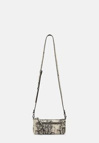 Sac bandoulière en imprimé peau de serpent beige et noir, avec fermeture zippée, bandoulière ajustable et surface texturée au design épuré.