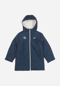 Veste matelassée bleu marine avec capuche, doublure blanche, fermeture éclair avant, deux poches latérales et logo Nike sur la poitrine. Tissu durable, design décontracté.