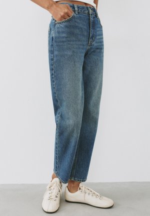PULL&BEAR, HIGH-WAIST - MOM JEANS < - Jean Mom - blue