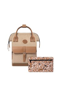 Beige stoffen rugzak met bruin leren accenten, een voorflap en een bovenhandvat; inclusief een getextureerde, patternd pouch in warme kleuren.