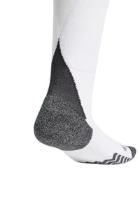 Calcetín deportivo blanco y negro con un talón y puntera texturizados en negro. El cuerpo presenta un diseño de malla blanca con un acento de zigzag en el puño.