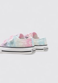 Zapatillas de colores pastel con un diseño en degradado, que presentan acentos en rosa y azul, una superficie texturizada y una suela de goma blanca con rayas negras.