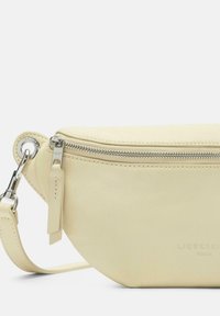 Gelbe Leder-Crossbody-Tasche mit abgerundeter Form, Reißverschluss und silbernen Hardware-Akzenten. Verfügt über eine strukturierte Oberfläche und einen verstellbaren Riemen.